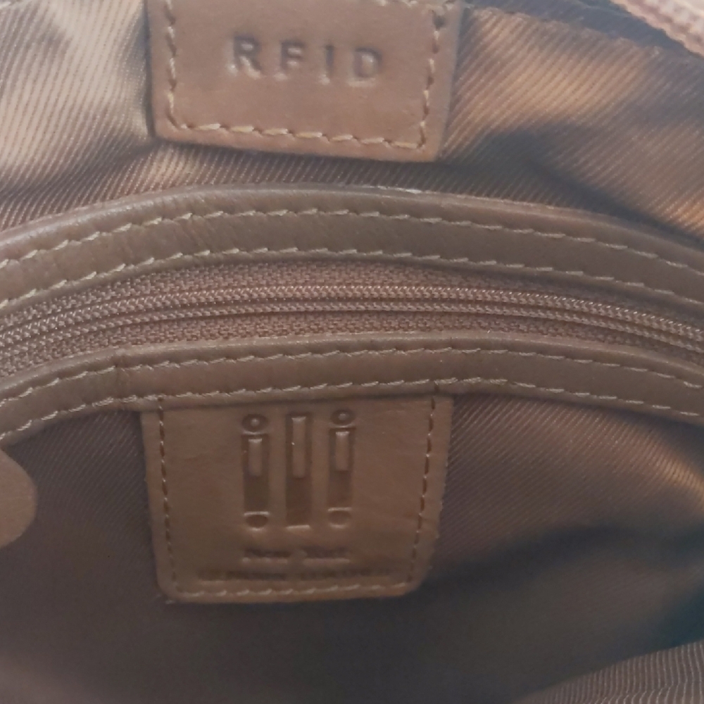 ili RFID Genuine Leather Brown Crossbody Bag - Picture 3 of 6